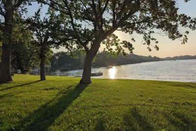 Image de Cozy 3-bedroom cabin just steps from the lake!