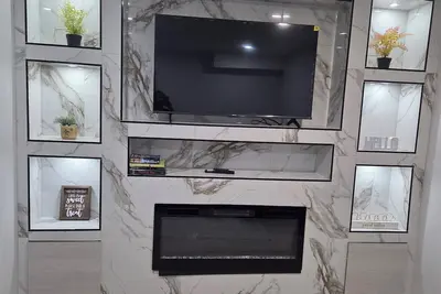 Image de \n13 minutes to West Edmonton Mall. Cozy two bedrooms