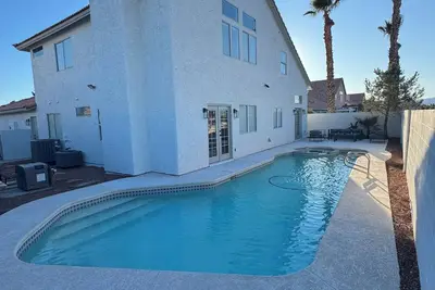 Image de Stunning Luxury 4-bedroom house with Pool minutes to the strip.