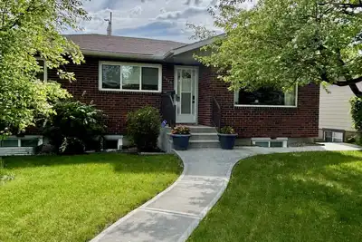 Image de Charming 4-bedroom bungalow in Serene UofC Neighbourhood, Minutes from Downtown