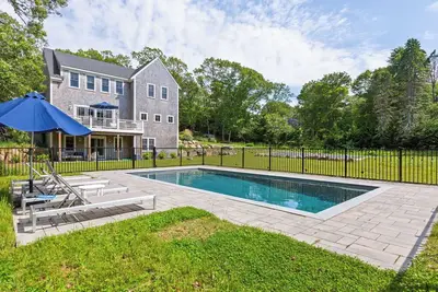 Image de Cape Cod Luxe in Barnstable Village: Saltwater Pool, 2 Suites, Bunks & Family Fun!