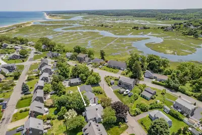 Image de Cozy Town Neck Cape Escape – Pet Friendly