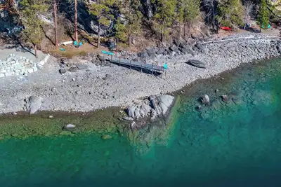Image de Beautiful & unique home with large windows and deck that overlook Flathead Lake