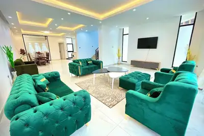 Image de Luxurious & Spacious Mega Home! In the Best Neighborhood!