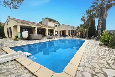 Image de Villa spacieuse avec piscine et bain à remous