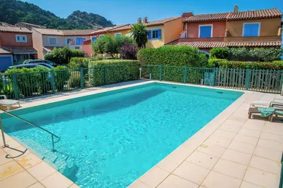 Image de Bleu Indigo • Clim • Piscine • Parking • Calme