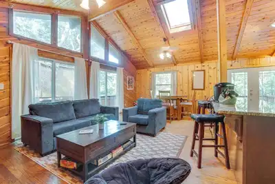 Image de Private Hot Tub & Game Room: Cleveland Getaway