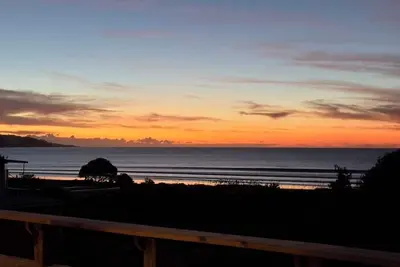 Image de Watch the waves from the large, sunny deck of this 1950's bach. Pet friendly.