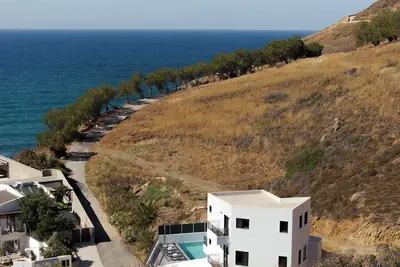 Image de EmJo Villa, By the Sea, Stroll to Beach & Dining