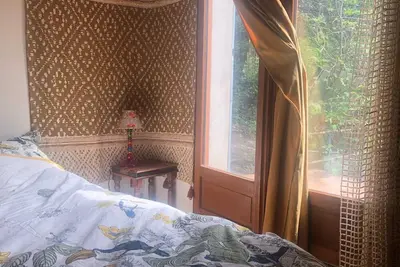 Image de Comme une cabane, entre forêt et rivière, avec terrasse face au jardin.