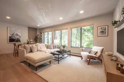 Image de New Listing! Heart of Aspen Renovated 2br