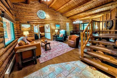 Image de Rustic Log Home w/Bonus Loft Apartment