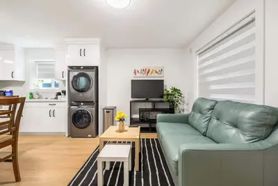 Image de A cozy and stylish 2-bedroom retreat