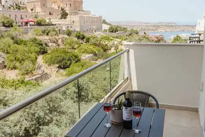 Image de Charming apartment just steps from Mellieha’s main street and 5 minutes from the beach. Includes 2 double bedrooms, 1 twin room, Wi-Fi, Smart Tv, coin-operated A/C, and all essentials like towels, linen, washing machine, and kitchen app