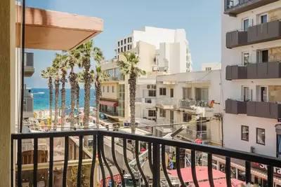 Image de Modern 3-bedroom apartment in the heart of Bugibba 🌴— just 1 min from the beach 🌊! Enjoy fast Wi-Fi, A/C, Smart Tv, full kitchen, washer, dryer & all essentials for a perfect stay ☀️🇲🇹.