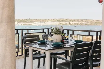 Image de Spacious seafront apartment in Għadira Bay with 3 bedrooms, 2 bathrooms, and a large terrace boasting spectacular sea views. Located on the third floor (no lift) and only 1 minute from the sandy beach — perfect for up to 5 guests.