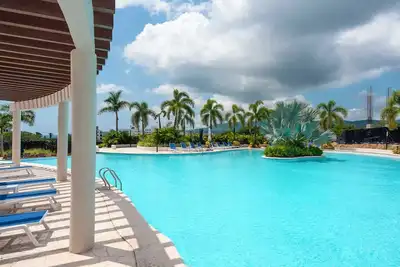 Image de Quadrant Condos 1202 | Private Balconies | Garden & Pool Views | 8-min Walk to Beach | Full Kitchen