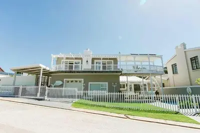 Image de Surf n Sea   Beachfront Holiday Home