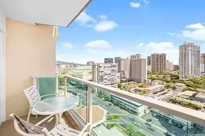Image de Renovated, Stunning Ala Moana Partial Ocean View Studio 2324
