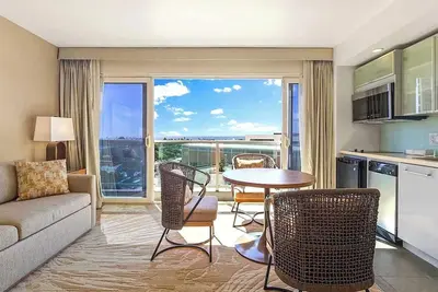 Image de Renovated Ala Moana 1br Suite| Balcony & City Views