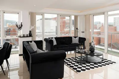 Image de Spacious 3-bedroom apartment with balcony city view