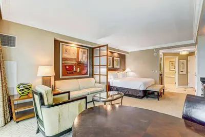 Image de Beautiful Strip View Studio w Balcony 02807