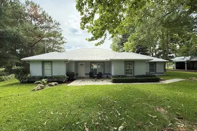 Image de Tranquil 3-bedroom house on 5. 6 lovely acres in Morriston. Close to Wec and Hits