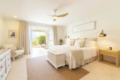 Image de Charming 2-brm Waterfront Villa with WiFi, Ac, & Pool in Port St Charles Marina!