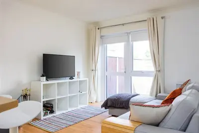 Image de Spacious 2 Bed House - 20 Min Bus To City Center