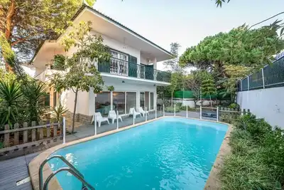 Image de Chic Coastal Villa • Pool, Garden & Beach Vibes