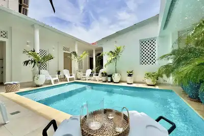 Image de Luxury 10-Bed Estate: Private Pool, WiFi, Daily Staff, Overnight Security +Bonus