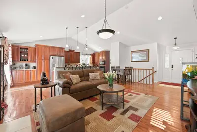 Image de Aurora Escape With Room to Relax · Yard, Gym + Basement Lounge