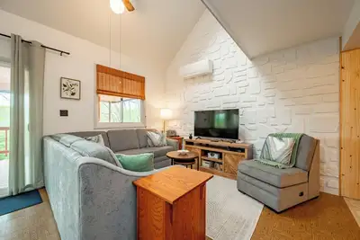 Image de Secluded Escape w/ Hot Tub & Forest Views