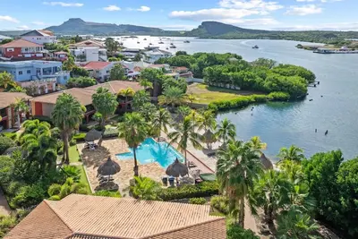 4-bedroom apartment, sleeps 8, in Jan Thiel with Pool and Beach access, WiFi, Ac