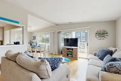 Image de Canal-front house with private washer/driver, deck and outdoor shower