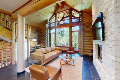 Image de Modern cabin with private hot tub, mountain views, expansive deck & arcade game