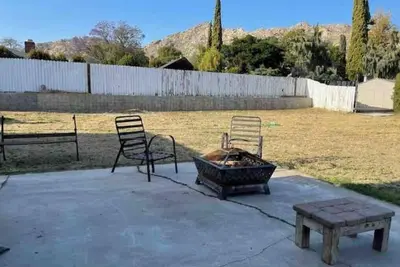 Image de Cheerful 6 bedroom home with indoor fireplace.