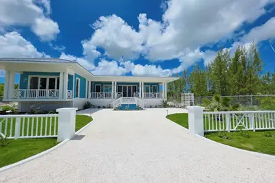 Image de Luxury 4 bedroom home on Ocean Blvd w/ private access to the beach. Sleeps 14