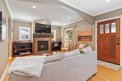 Image de New! Dog Friendly w/ Relaxing Back Patio & Corn Hole | > 5 min to Bsu | Record Player & Smart Tv's