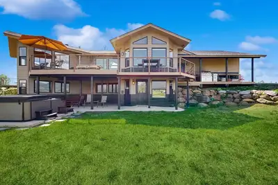 Image de Spacious home w/ large deck, hot tub, & amazing views on over 10 acres