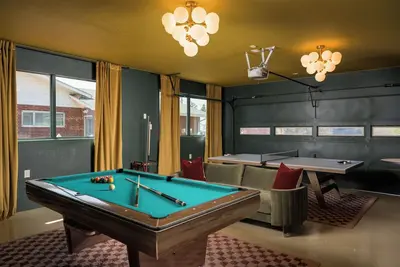 Image de 2 Game Rooms • Movie Theater • Hot Tub • Sleeps 16 • 20m to Den • Family-Friendly