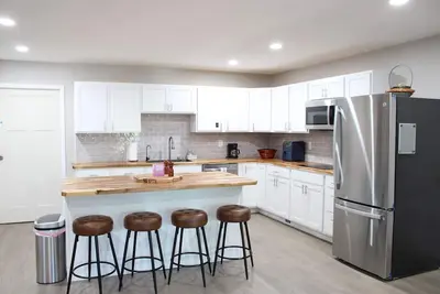 Image de Luxury 2-bedroom apartment in excellent Manlius with WiFi, Ac