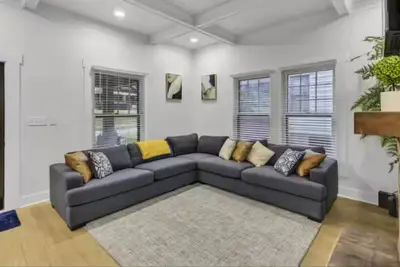 Image de Work. Relax. Repeat. Stylish Comfort for Short & Midterm Stays!