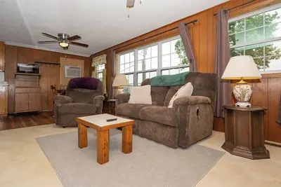 Image de The Cabin at Prairie Hollow Camp: Lake Access, Boat Slip and More!