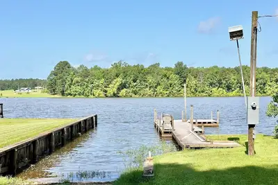 Image de Shirley's Place- Cozy Waterfront Lake Cabin with Dock & Boat Launch.