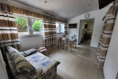 Image de Apartment with bedroom and living area.