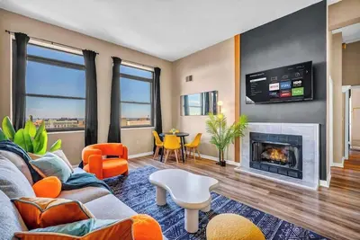 Image de Colorful 2Bed Apt • Heart of Downtown • Lake Views