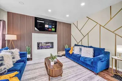 Image de Big 4br House | 7 Mins Downtown | Foosball + Games