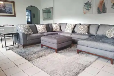 Image de Experience a spacious three-bedroom, two-bathroom villa on the lush Northside.