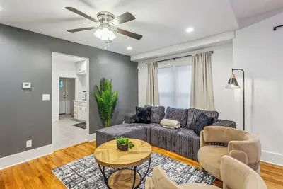 Image de CollegeHill ~ King, Firepit, Theater ~  NearWesley and Wichita Downtown